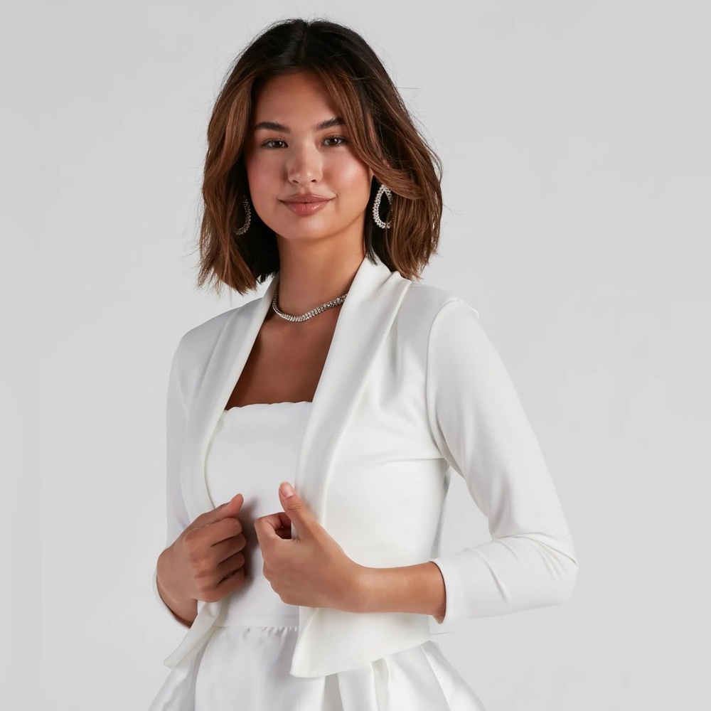 Windsor Chic And Cropped Blazer - Picture 2 of 5